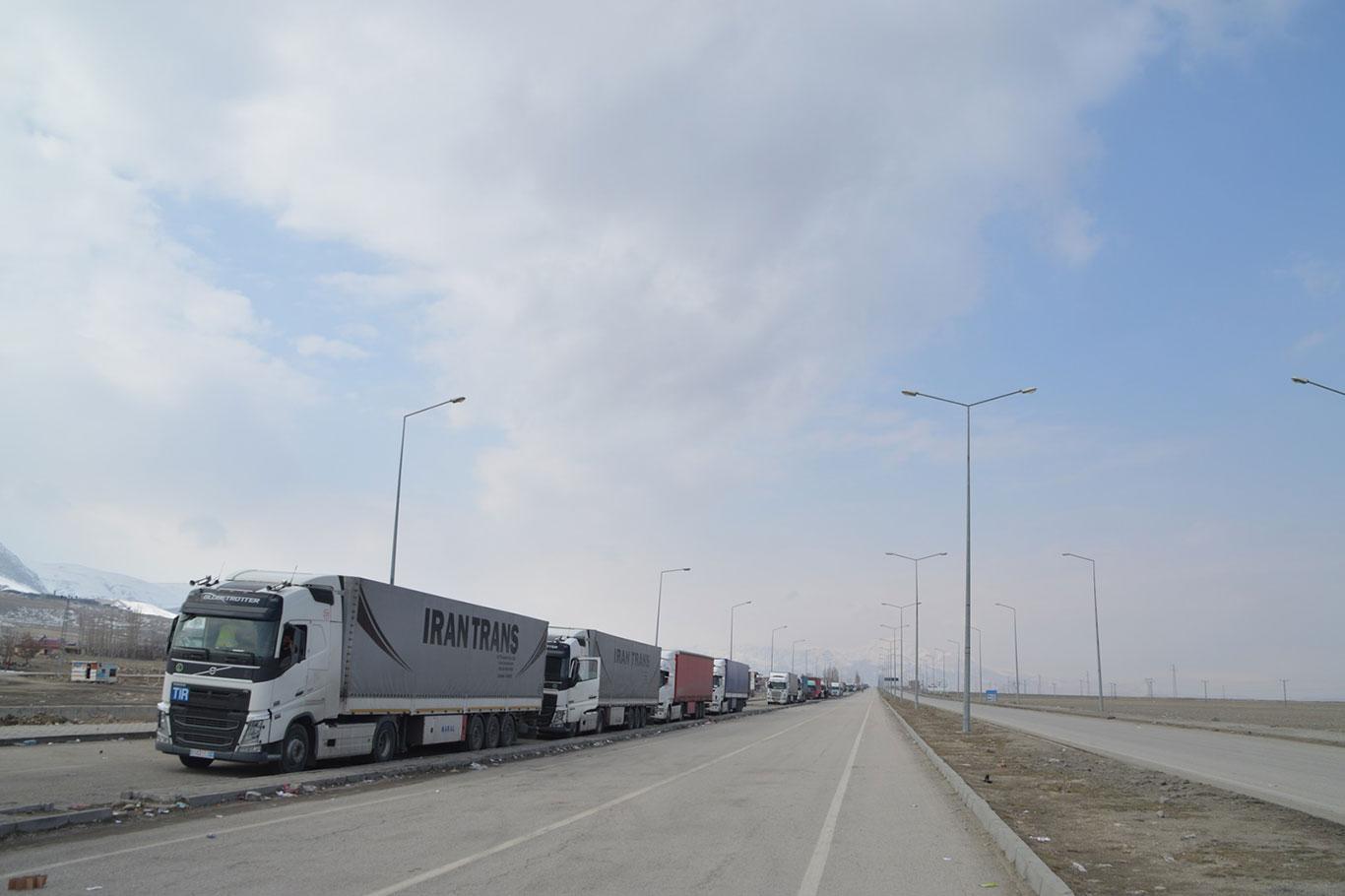 Gürbulak'ta 7 kilometrelik TIR kuyruğu oluştu